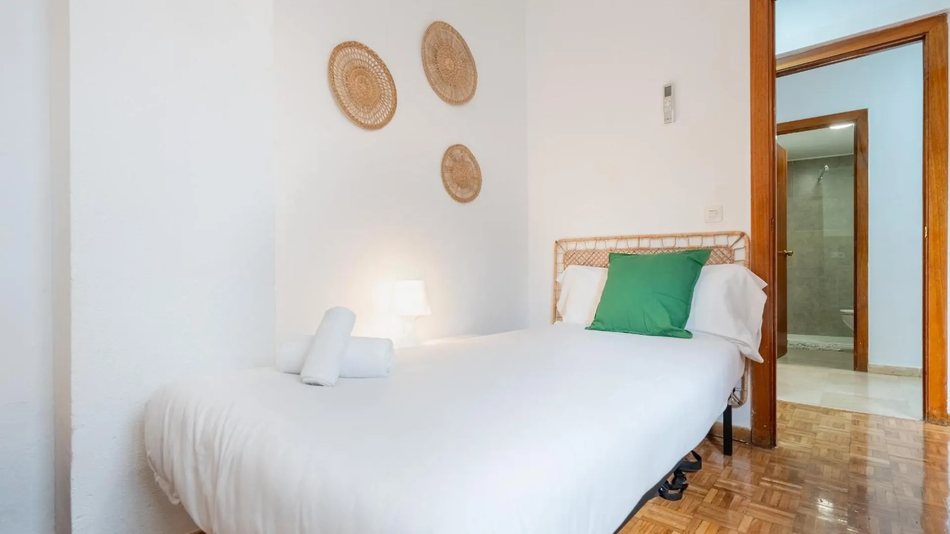 Bright Apt. Puerta Osario 3 Bedrooms 2 Bathrooms Seville Spain